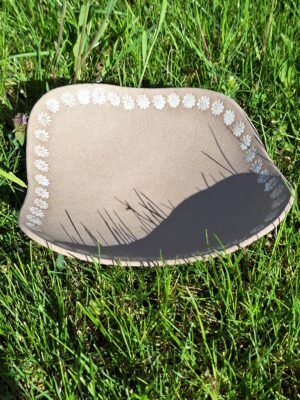 Coupe à fruits avec petits fleurs sur pied.