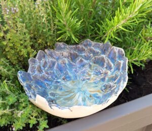 Coupe ronde reliefs apparents sur pied